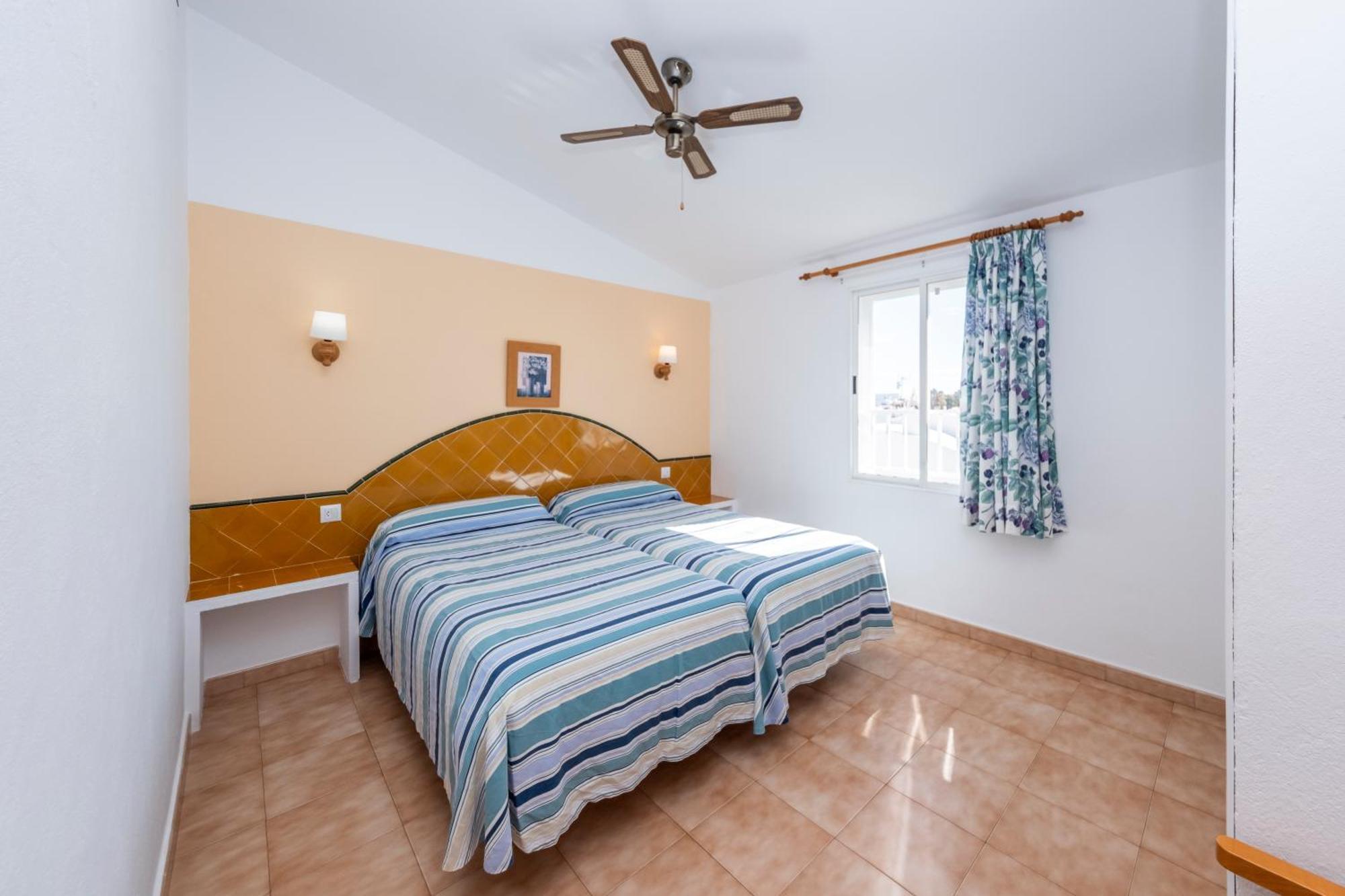 Apartamentos Sol Ponent Cala Blanca  Exterior photo