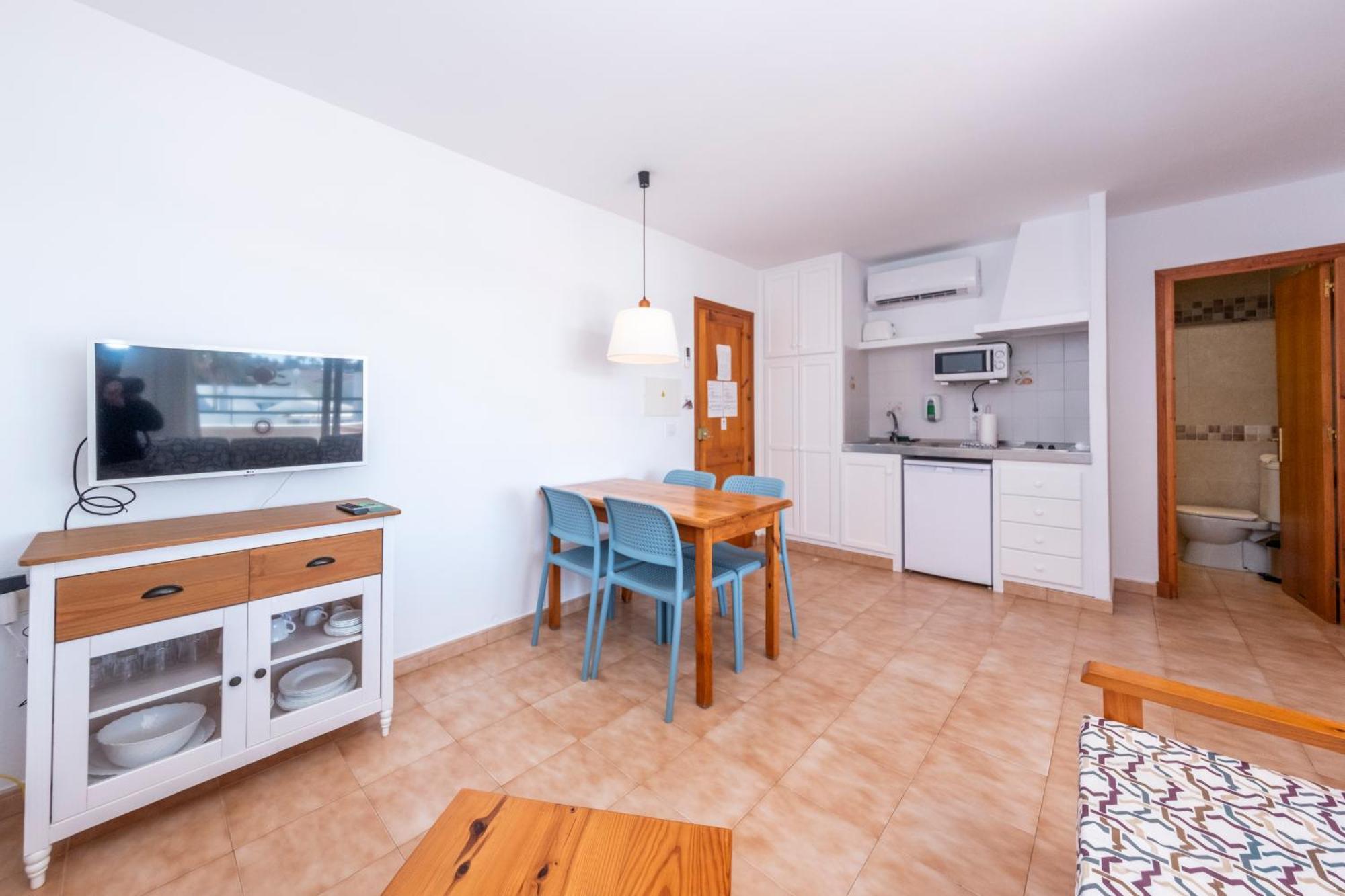 Apartamentos Sol Ponent Cala Blanca  Exterior photo