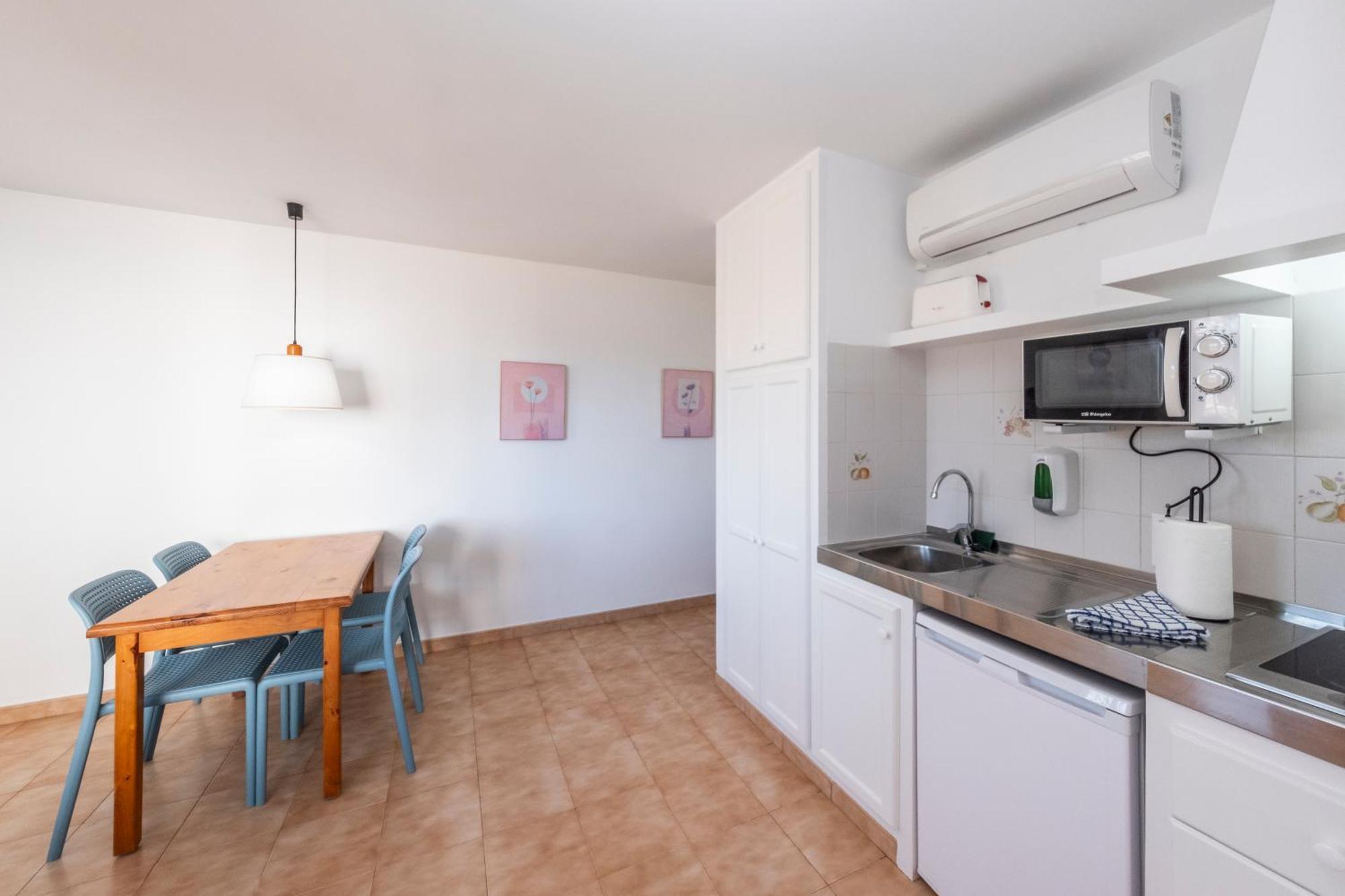 Apartamentos Sol Ponent Cala Blanca  Exterior photo