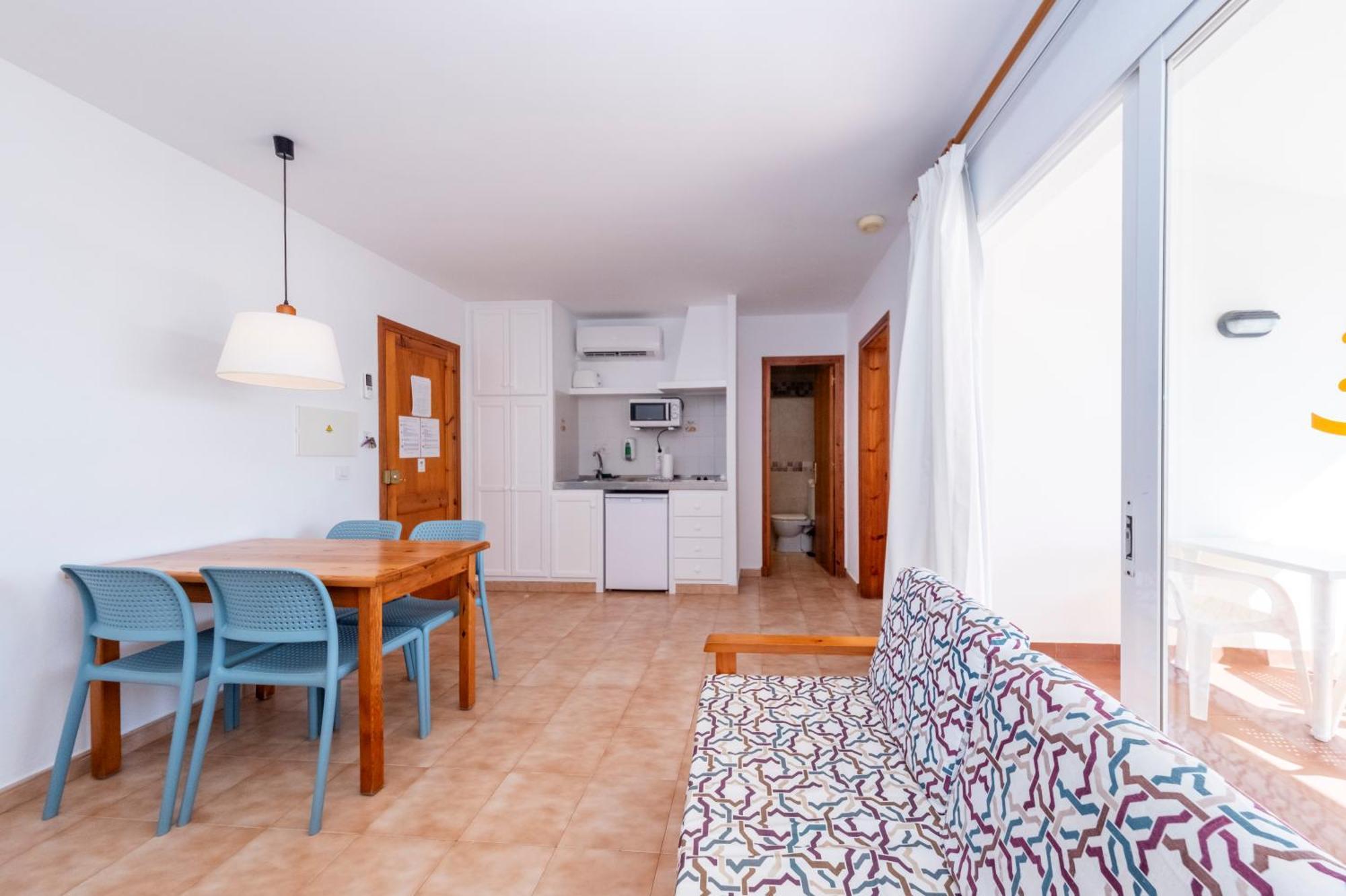 Apartamentos Sol Ponent Cala Blanca  Exterior photo