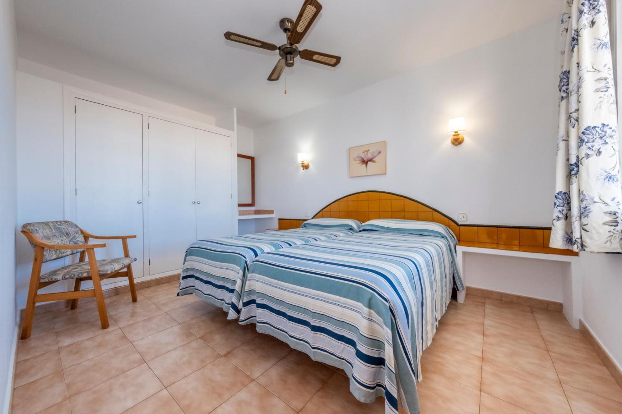 Apartamentos Sol Ponent Cala Blanca  Exterior photo